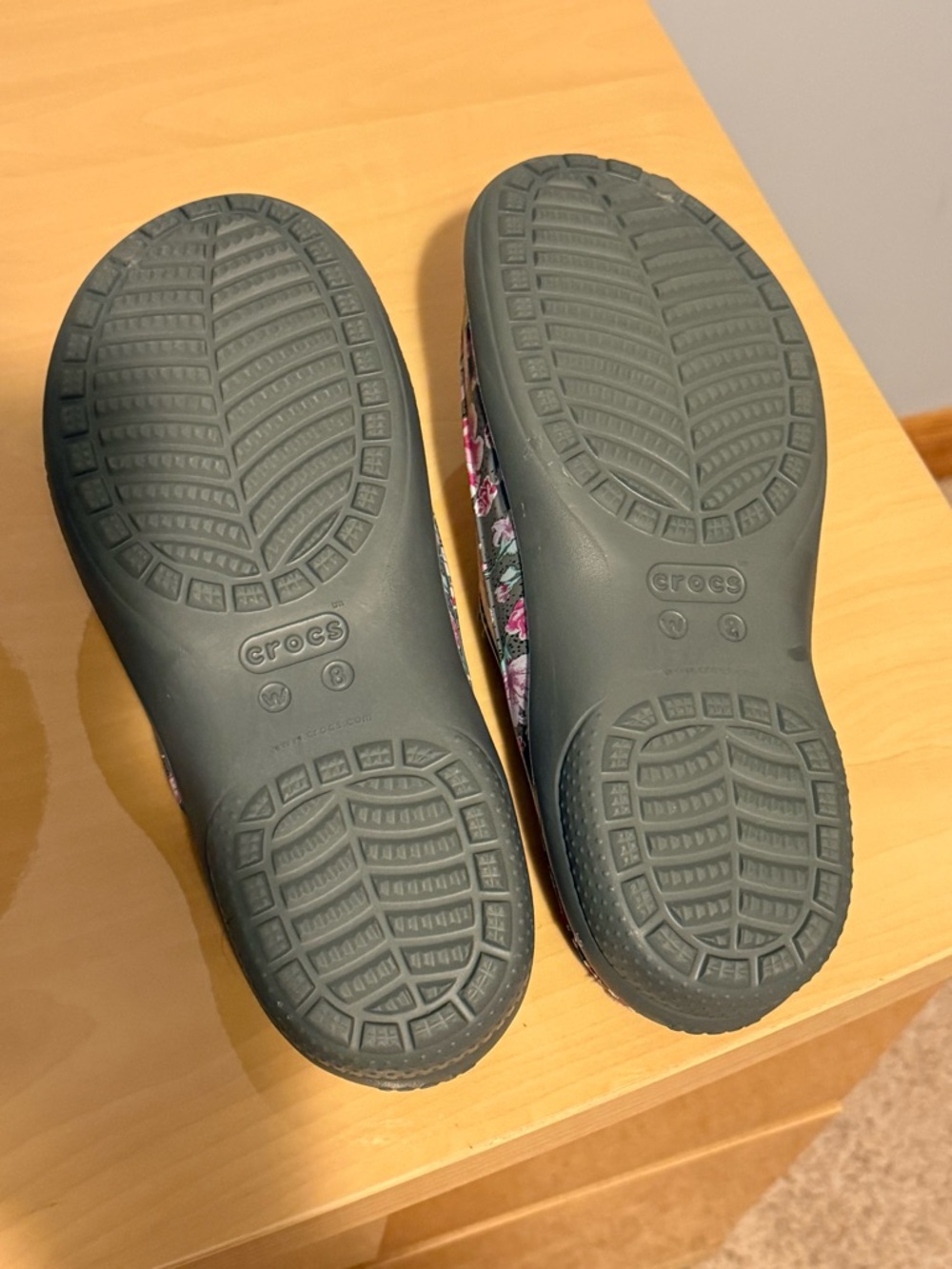 Crocs Freesail graphic lined croc, women’s 8, floral, fleece lined, gray, pink - Picture 6 of 7